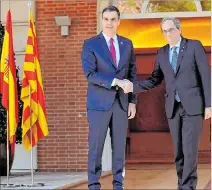  ?? CHEMA MOYA / EFE ?? Cita. Pedro Sánchez y Quim Torra saludan antes de la primera reunión.