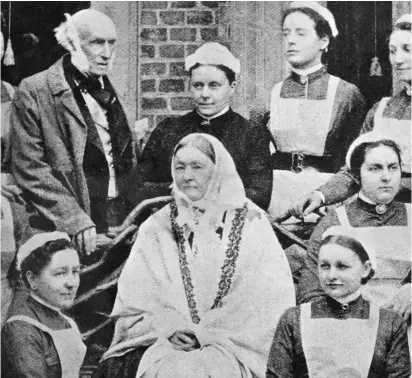  ??  ?? Florence Nightingal­e (sentada en el centro), junto con un grupo de enfermeras del hospital St. Thomas de Londres, hacia 1890.