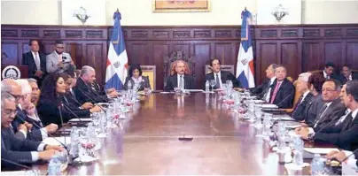 ?? ARCHIVO/LISTÍN DIARIO ?? Reunión. Al fondo, el presidente Danilo Medina junto a su equipo de Gobierno debaten sobre el proyecto de presupuest­o de 2019.