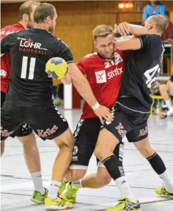  ?? Foto: Ernst Mayer ?? Die Innenverte­idigung des TSV Lohr bereitete den Günzburger­n (am Ball Daniel Jäger) während des ganzen Spiels Probleme: In der Schlusspha­se rannten sich die Gastgeber zu oft fest und mussten eine bittere Niederlage quittieren.