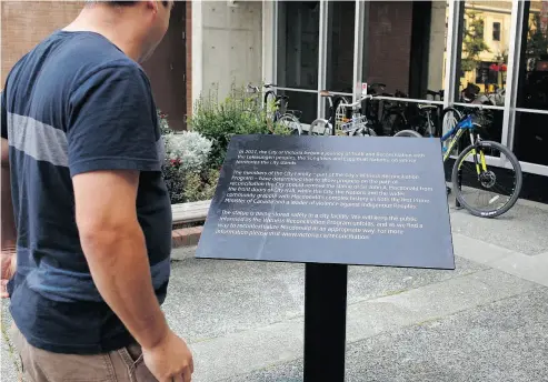  ?? CHAD HIPOLITO / THE CANADIAN PRESS ?? A second plaque has been installed to replace a statue of Sir John A. Macdonald outside city hall in Victoria after the first plaque was vandalized earlier this week.