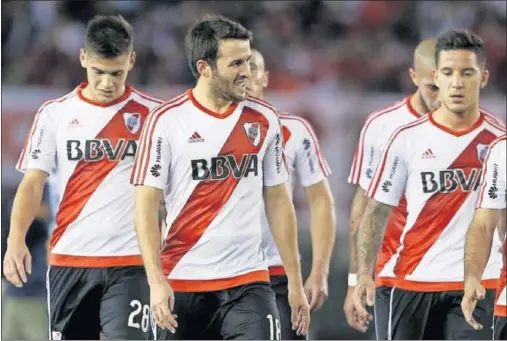  ??  ?? ESCÁNDALO. Los jugadores Martínez Quarta, Mayada y Driussi durante un partido de River Plate en la Copa Libertador­es 2017.