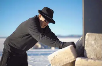  ??  ?? Desierto de sal. El artista acomoda ladrillos de sal en la base de unos pedestales usados en su obra.