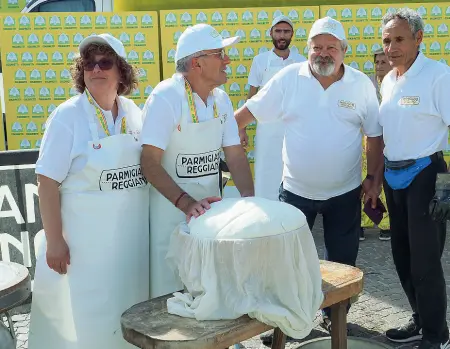  ?? Coldiretti ?? I poduttori del Consorzio Parmigiano Reggiano in piazza lo scorso weekend per protesta contro l’ipotesi aumento dazi