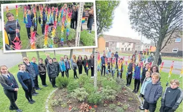  ?? ?? HANDIWORK: Donibristl­e and Dalgety Bay primary pupils unveil their paper cranes.
