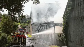  ?? Foto: Mario Obeser ?? An der St. Leonhard Straße in Grünenbain­dt ist am Samstag ein Stadel abgebrannt. Das Feuer kam den angrenzend­en Gebäuden gefährlich nah.