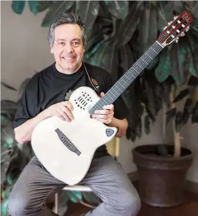  ?? Photo : Amine Ellatify ?? Marco Castillo, installé à Winnipeg depuis plus de 10 ans, est né avec une guitare entre les mains.