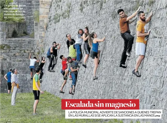  ?? Foto: Javier Bergasa ?? Un grupo de personas escala en las murallas de la Ciudadela de Pamplona.