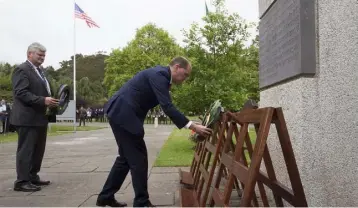  ??  ?? Council Chairman Paddy Kavanagh and Minister Paul Kehoe lay wreaths.