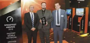  ??  ?? CEO and Managing Director of Orange Egypt Yasser Shaker (L) and the company’s vice presient for technology sector during presenting Ookla Speedtest award for Hisham Al-Sabaleni