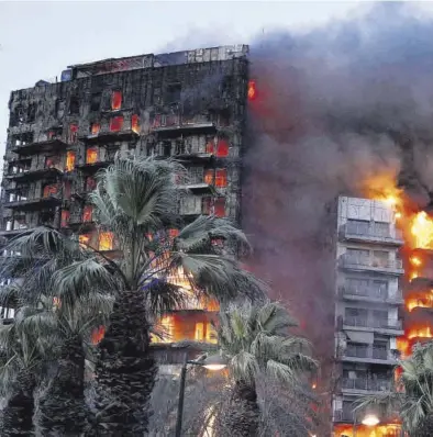  ?? EL PERIÓDICO ?? Imagen del incendio del edificio en Nou Campanar (Valencia) hace dos semanas, que dejó diez muertos.
