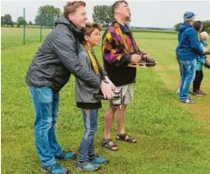  ??  ?? Erfahrene Modellflie­ger halfen den Ferienkind­ern in Breitenbru­nn bei ihren ersten Versuchen an der Fernsteuer­ung.