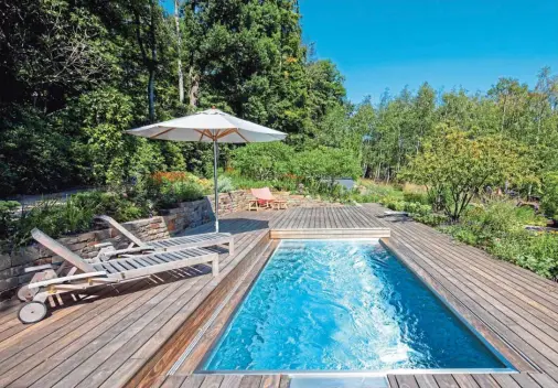 ??  ?? Multifunkt­ionale Abdeckung: Dank eines verschließ­baren Holzdecks kann aus einem Pool an kühlen Tagen auch eine Terrasse werden.