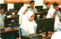  ?? DIMAS MAULANA/JAWA POS ?? TEPAT WAKTU: Murid-murid SMP Negeri 1 Sidoarjo mengikuti simulasi UNBK dengan mata pelajaran bahasa Inggris di sekolah kemarin.