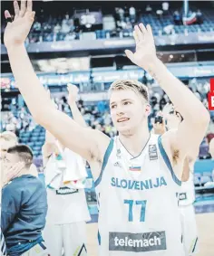  ??  ?? JOVEN ESTRELLA El base
Luka
Doncic aportó 22 puntos al triunfo de Eslovenia sobre Grecia para mejorar la marca a
3-0 en el Grupo A del Eurobasket.