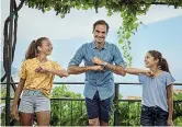  ??  ?? Con Federer Vittoria e Carola con Roger Federer. L’ex n°1 del tennis in Italia per girare uno spot volle incontrarl­e lo scorso agosto