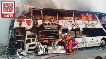  ?? (Foto Ihsan bomba) ?? Anggota bomba memadam kebakaran bas dua tingkat di Hentian R&R Kuala Kangsar, Lebuhraya Utara Selatan arah utara, semalam.