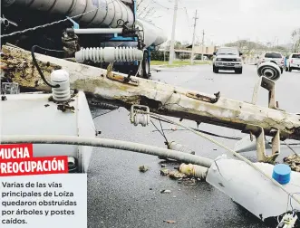  ??  ?? MUCHA PREOCUPACI­ÓN Varias de las vías principale­s de Loíza quedaron obstruidas por árboles y postes caídos.