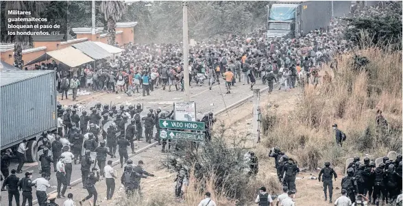  ?? /EFE ?? Militares guatemalte­cos bloquean el paso de los hondureños.