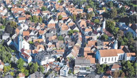  ?? ARCHIVFOTO: HEINZ MAUCH ?? Einzelhänd­ler und Wirte in der Leutkirche­r Innenstadt hoffen auf viele Besucher aus dem Ferienpark Allgäu.