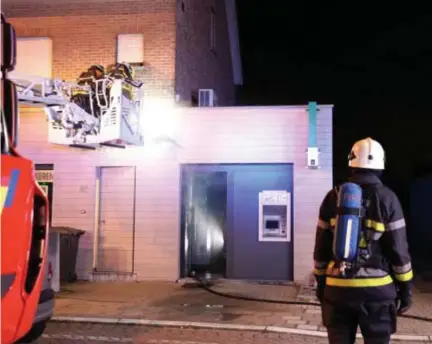  ?? FOTO BFM ?? De brandweer houdt de rook in bedwang die na de ontploffin­g van de verfpatron­en was ontstaan. Het kantoor ging gisteren gewoon open.