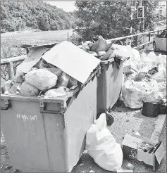  ??  ?? Over owing rubbish bins spotted in Kapit.