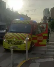  ?? (Photo F. D. et DR) ?? Muriel Chorda a eu le bon réflexe au bon moment. Les pompiers toulonnais ont pris en charge la victime réanimée par la pharmacien­ne.