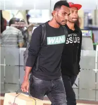  ?? ANGGER BONDAN/JAWA POS ?? MELELAHKAN: Pemain Persebaya Izaac Wanggai (kiri) dan Ruben Sanadi tiba di Bandara Juanda Surabaya kemarin.