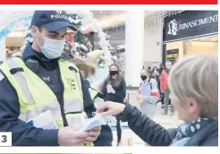  ??  ?? 3 3. Poliment, des policiers ont remis des masques aux contrevena­nts, même s’ils refusaient de les porter.