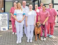  ??  ?? Das Team um Dr. Claudia Mertens (2.v. l.) und Dr. Ernst Mertens (3. v. l.) behandelt Heimtiere vom Meerschwei­nchen bis zum großen Hund.