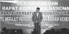  ?? HENDRA EKA/JAWA POS ?? BERKONFLIK: Ketua Umum PPP Djan Faridz dalam silaturahm­i dan rakornas partai yang dipimpin di Jakarta (31/3). Kubu Djan berseteru dengan kubu Romahurmuz­iy (Romi). Hingga saat ini, belum ada titik temu tentang dualisme kepengurus­an tersebut.