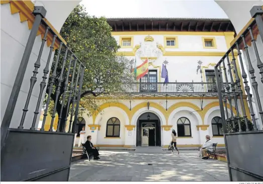  ?? JUAN CARLOS MUÑOZ ?? Varias personas aguardan en la puerta de Hospital Duques del Infantado de Sevilla, antiguo Pabellón Vasco del SAS, donde se ubicó el centro de ITS.