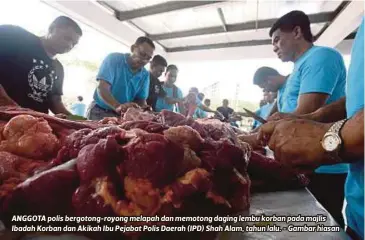  ??  ?? ANGGOTA polis bergotong-royong melapah dan memotong daging lembu korban pada majlis Ibadah Korban dan Akikah Ibu Pejabat Polis Daerah (IPD) Shah Alam, tahun lalu. - Gambar hiasan