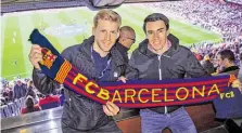  ?? BILD: SN/HAYBÖCK ?? Zwei ÖSV-Adler unter den 98.000 Zuschauern im Camp Nou: Michael Hayböck und Stefan Kraft drückten Barça die Daumen.