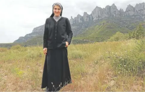  ?? // REUTERS ?? La monja Teresa Forcades posa con las montañas de Montserrat al fondo