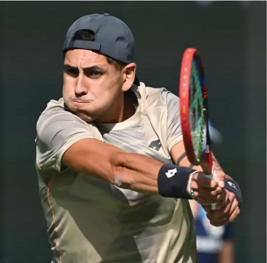  ?? ?? ► El tenista chileno Alejandro Tabilo (44°) jugó a gran nivel ante Grigor Dimitrov (12°), uno de los mejores jugadores del torneo.