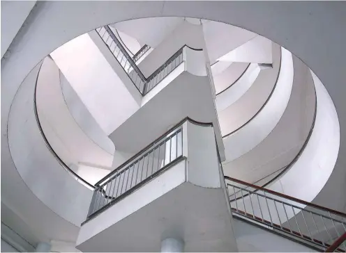  ?? Foto: wikimedia/Steve Cadman/CC BY-SA 2.0 ?? Aus den Elendsvier­teln ans Licht: Berthold Lubetkins Entwurf für das Treppenhau­s in der Londoner Wohnanlage »Bevin Court«