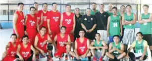  ??  ?? MASAYANG nagsama-sama ang mga miyembro ng Team 90s at Team 80s bago ang kanilang laro sa 2018 ERJHS Alumni Sports Club Battle of the Generation­s basketball tournament sa Barangay N. S. Amoranto covered court sa Quezon City.