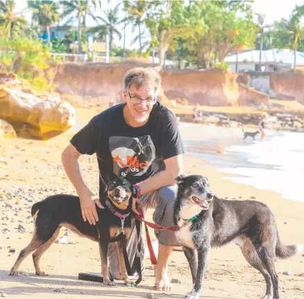  ?? Picture: Glenn Campbell ?? Dave Newman with Astro and Nala on Nightcliff Beach.