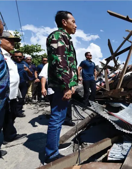  ??  ?? KATASTROF. Indonesien­s president besöker ett av de drabbade områdena. Landet kommer att ta emot internatio­nell