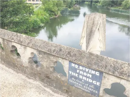  ?? Pics: Paul Gillis ?? Above, the weir at Batheaston where the tragedy occurred. Below, tributes to the two men left at the scene