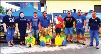  ??  ?? Ugik (third right) and club members with the three recipients (centre).