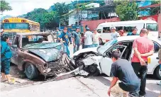  ?? FOTO: ESTALIN IRÍAS ?? La parte frontal de cada uno de los vehículos quedó totalmente destruida. El accidente se produjo frente a un centro comercial de Comayagüel­a.