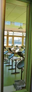  ??  ?? Im Südflügel haben die Klassenzim­mer ein Fenster zum Gang hin.