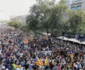  ?? Ansa ?? Passione popolare Una delle manifestaz­ioni a Barcellona e il premier popolare Mariano Rajoy