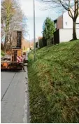  ?? Foto: Stadt Illertisse­n ?? Ein steiler Hang trennt Straße und Grundstück­e – deshalb entfällt die Bei tragspflic­ht.