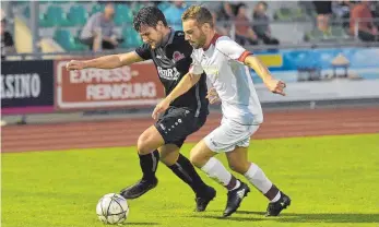  ?? FOTO: DEREK SCHUH ?? Andreas Kalteis (links) traf doppelt beim 4:1-Sieg des TSV Berg im Verbandspo­kal gegen den SV Weingarten (Lukas Margreiter).