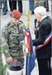  ??  ?? Le Lt. Yves recevant la Médaille de la Ville des mains de J.F. Sahuc