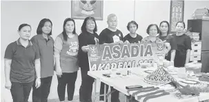  ??  ?? PELAJARI BUDAYA: Mabong (tengah) merakam kenangan bersama peserta kelas ‘tangu’ ASADIA yang sedang berlangsun­g di Ibu Pejabat SADIA, Kota Sentosa dekat Kuching.