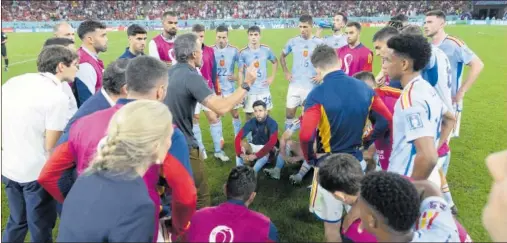  ?? ?? Luis Enrique se dirige a los jugadores antes de la tanda de penaltis contra Marruecos.